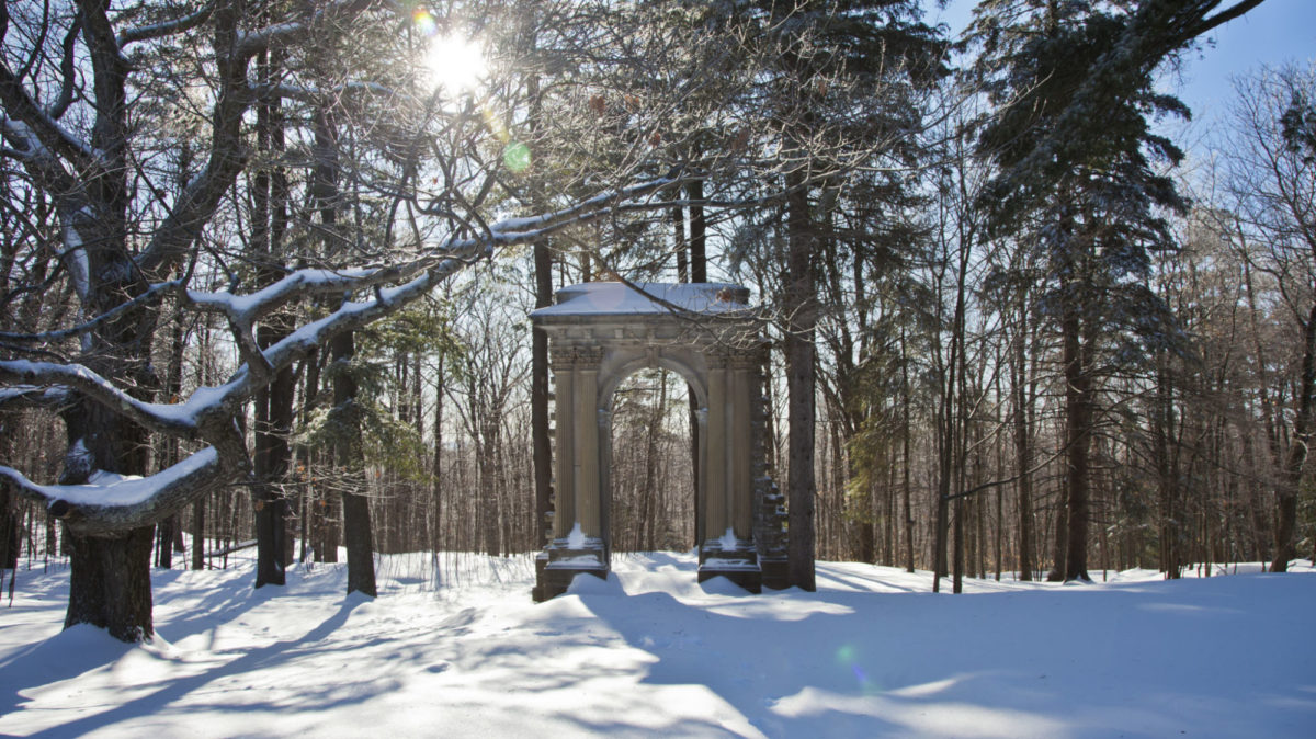 Ruines du domaine Mackenzie-King dans un décor enneigé.